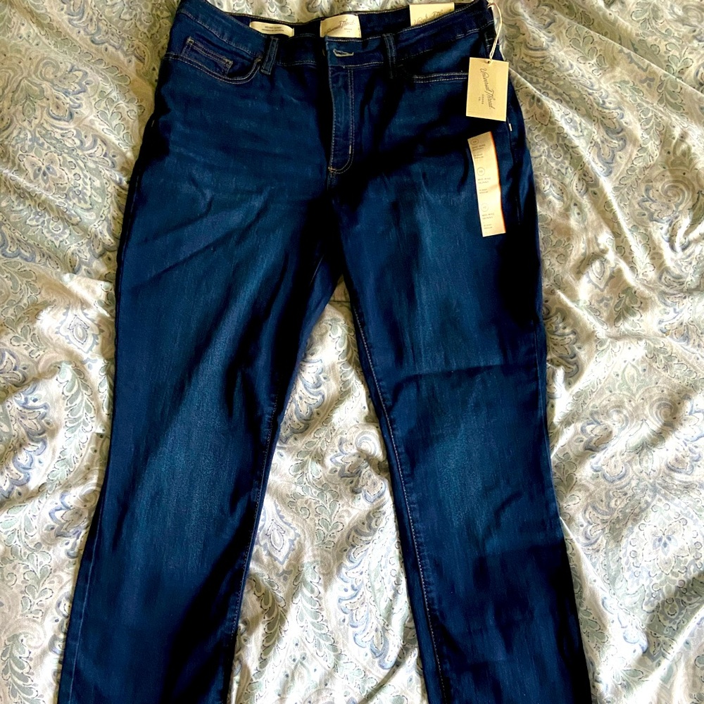 Comfy, mid-rise skinny blue jeans. Never worn, tags on!